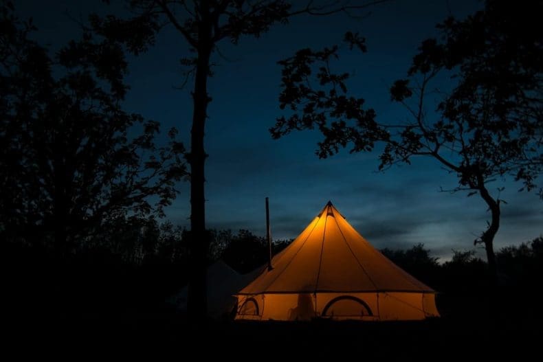 Scandinavische tent met hottub