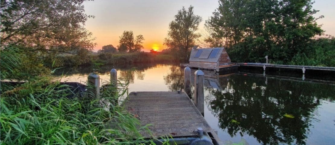 Vakantiehuisje aan het water: 15 unieke waterhuisjes in Nederland