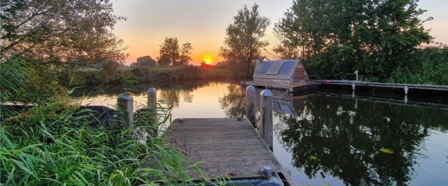 Vakantiehuisje aan het water: 15 unieke waterhuisjes in Nederland