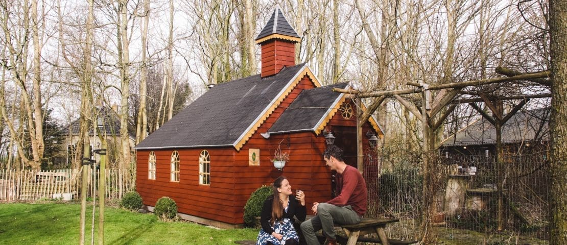 Bijzonder overnachten in Friesland: boomhut, kapel of vlot?