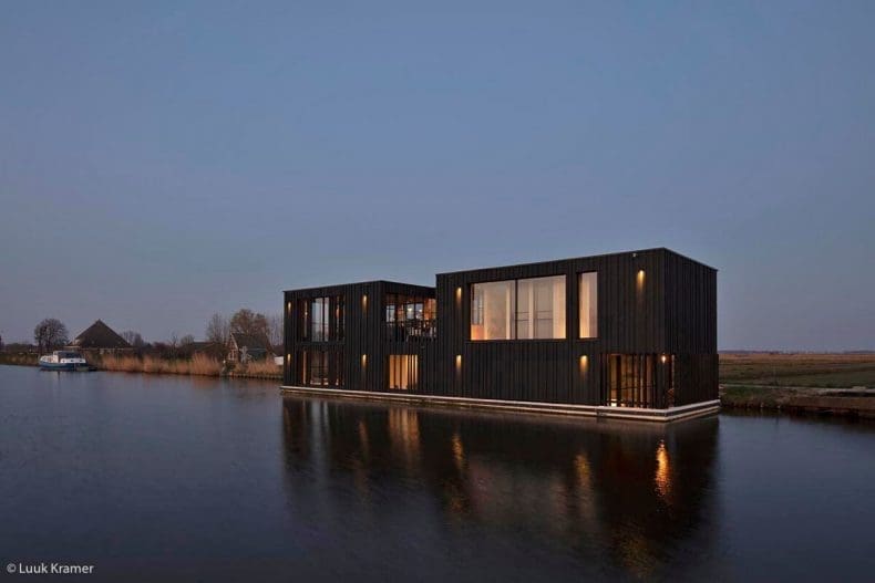 Vakantiehuisje aan het water | Black Swan woonboot Zaanstreek