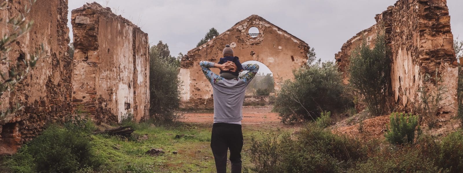 De verlaten kopermijn Minas de São Domingos in Portugal