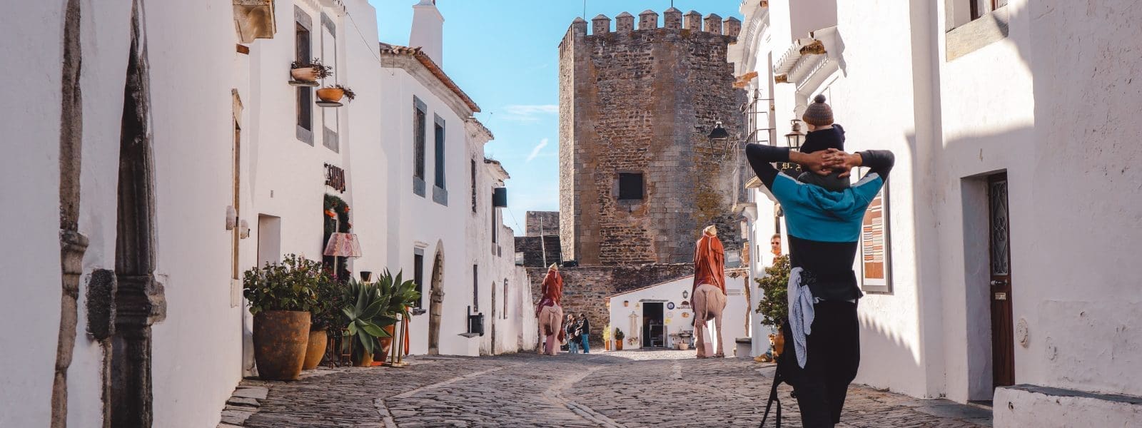 Monsaraz in Portugal, wit gekalkte vestingstad aan het water