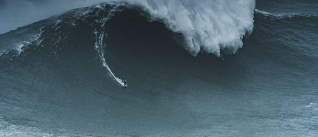 Explore the waves and beach of Nazaré in Portugal (with map)