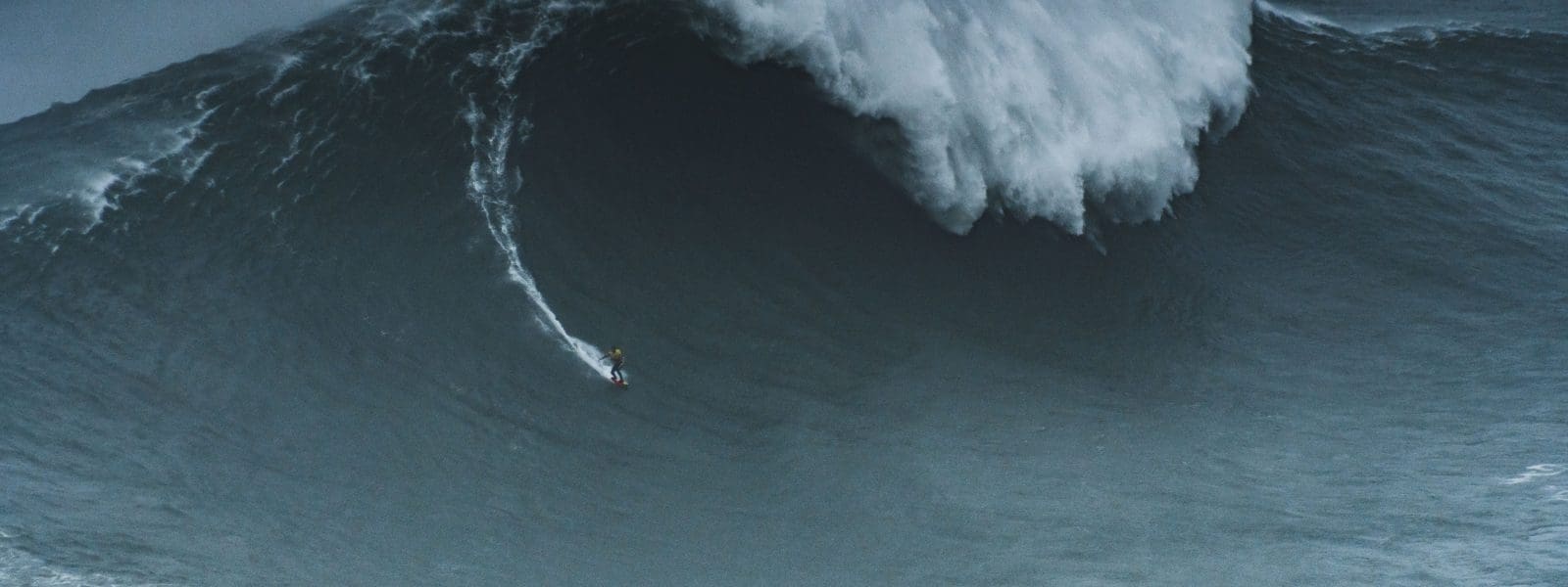 Explore the waves and beach of Nazaré in Portugal (with map)