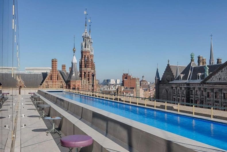 W Amsterdam met buitenzwembad