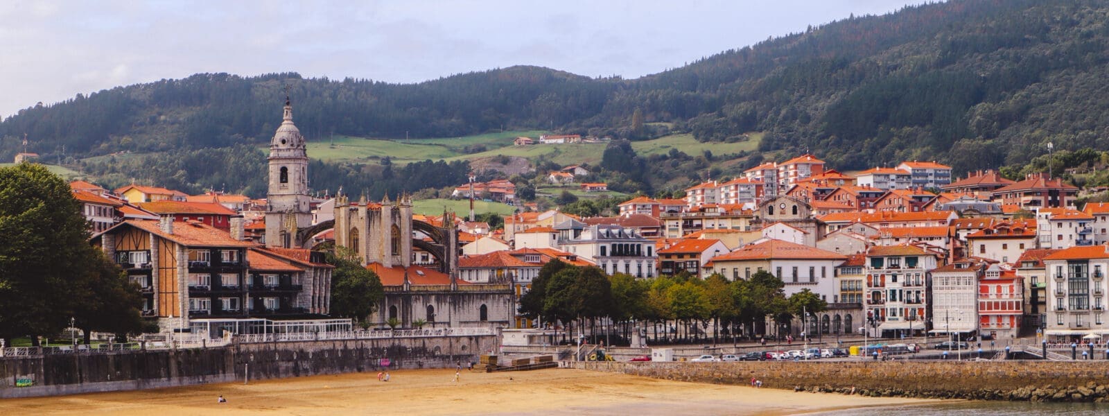 Lekeitio en getijdeneiland San Nicolas in Noord-Spanje