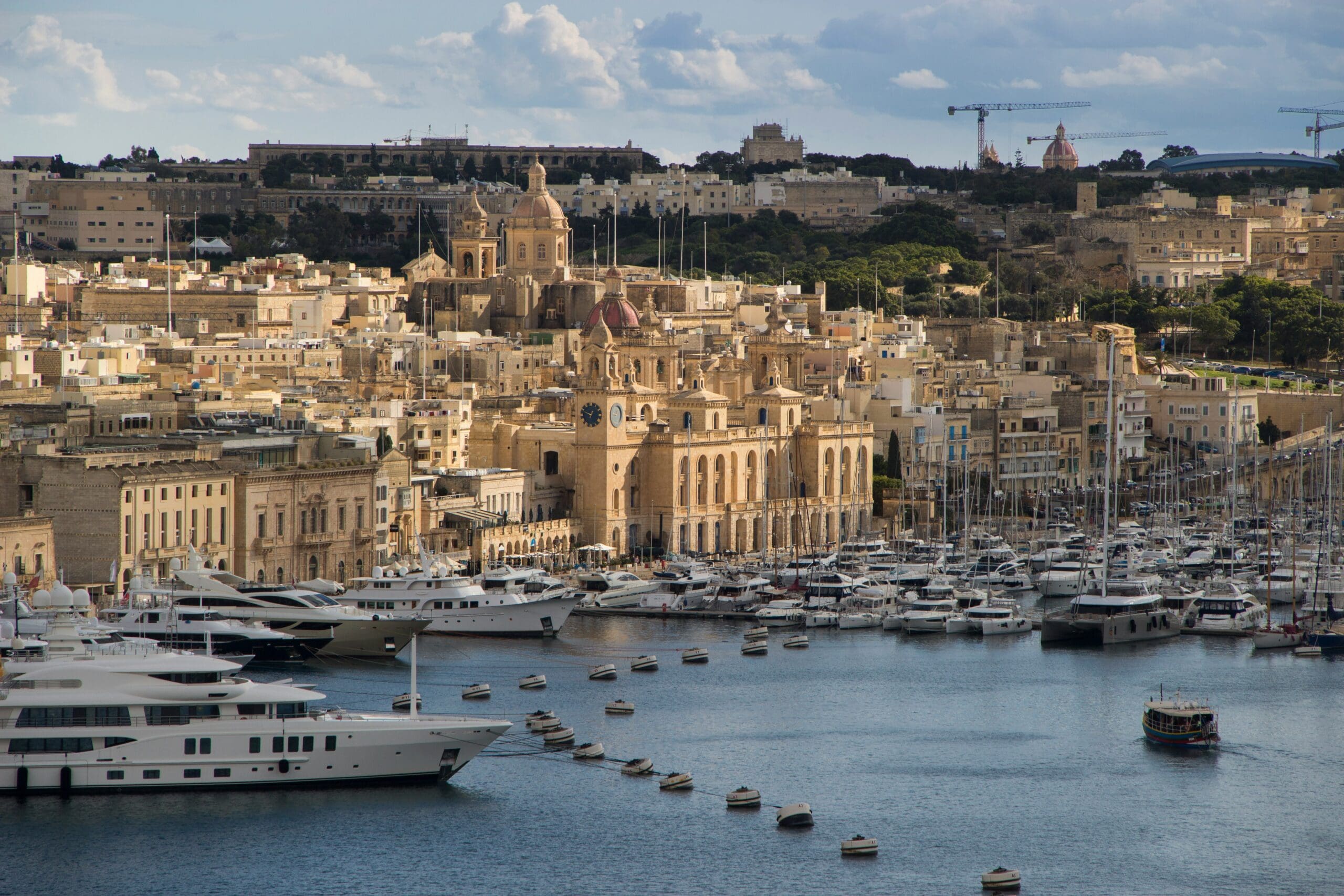 マンハッタン・ドリーミン MALTA Where to Stay in the Three Cities in Malta - The Orange Backpack